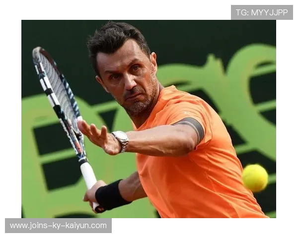 网球男神教球童击球爆红：偶像魅力与运动梦想的完美融合