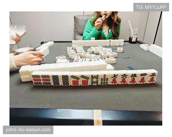 [战队名]赛前放松法：除了打麻将，他们竟然在后台玩起了这种减压小游戏？🎮